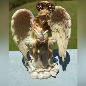 Embracing Faith Angel Christmas Around The World 230124 7T 5W House of Lloyd